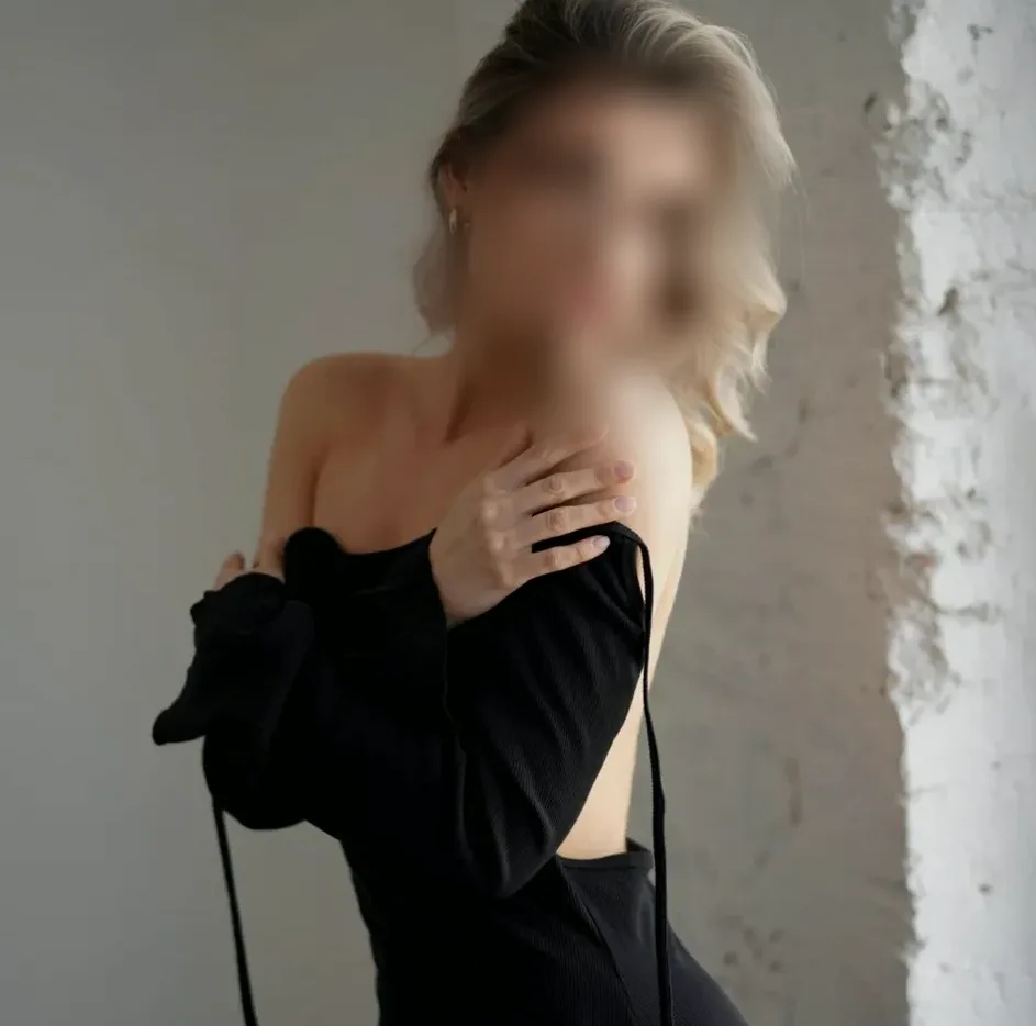 Viktoria, 25